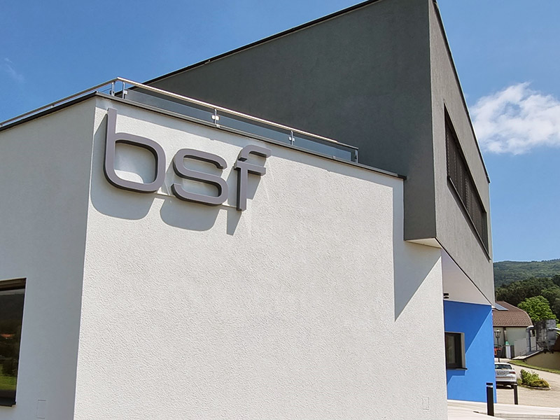 bsf Leuchtschrift auf Firmengebäude