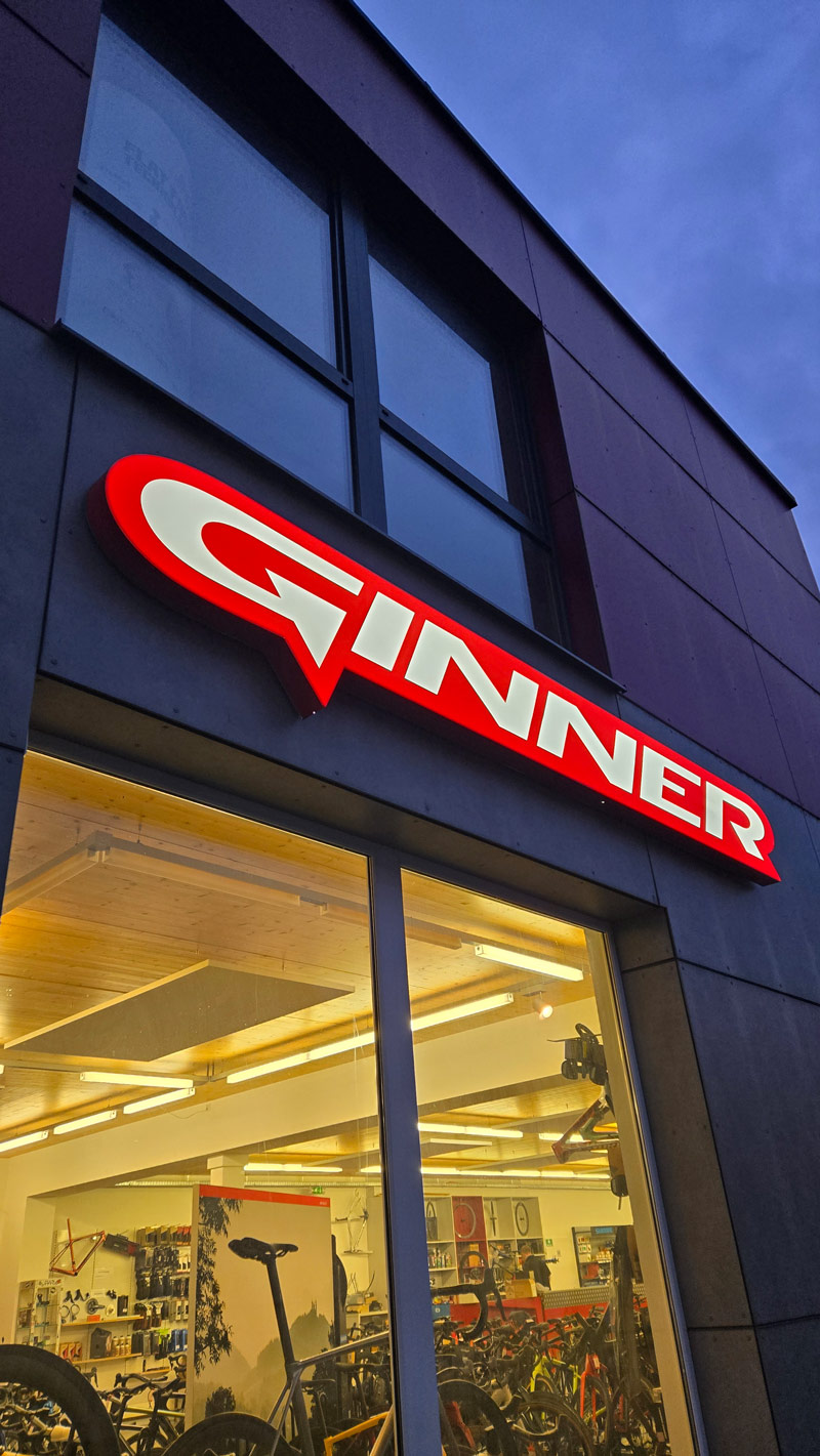 Ginner Leuchtschild in Sonderform
