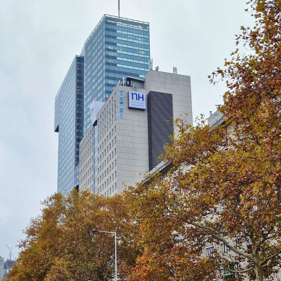 NH City Danube Leuchtschild an Fassade