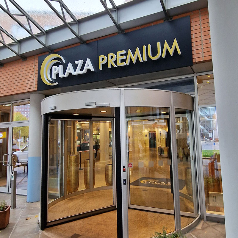 Plaza Premium Eingangsbranding