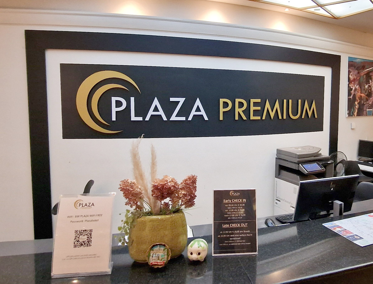Plaza Premium Branding Empfang