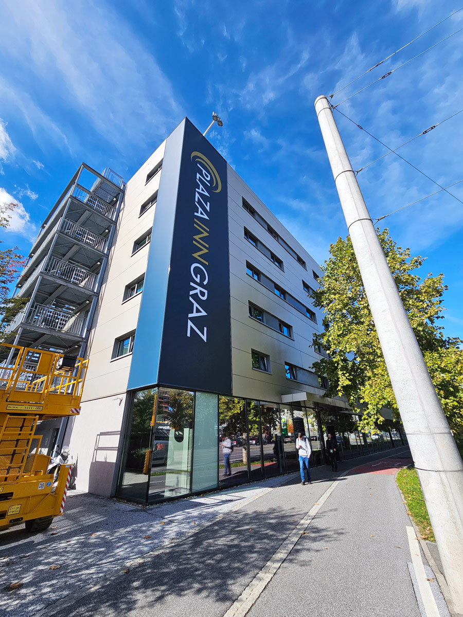 Großformatige Fassadenbespannung