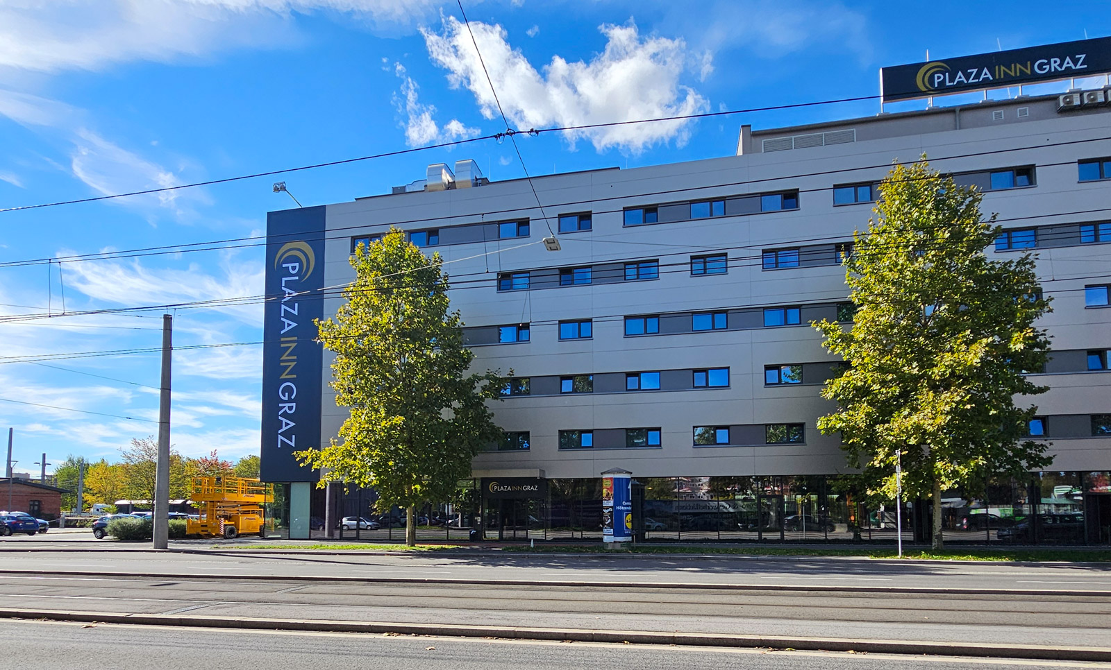 neue Fassadenbespannung vom Plaza Inn Graz