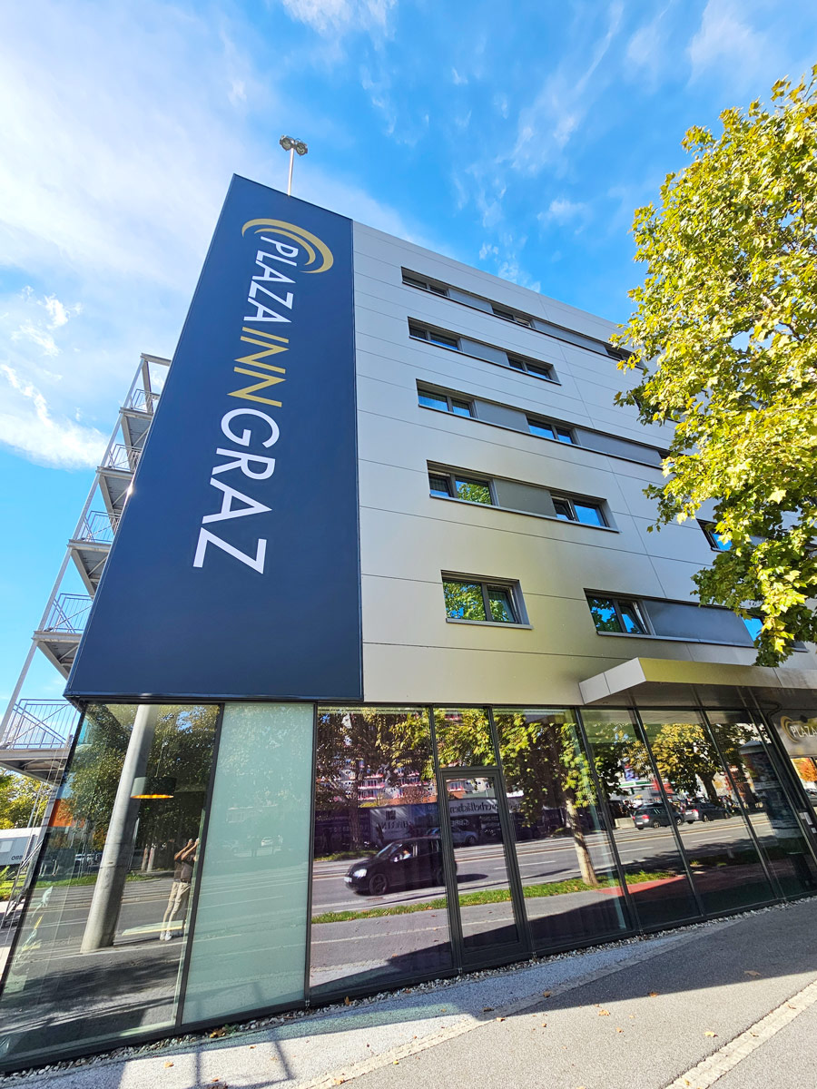 Fassadenbespannung Plaza Inn Graz