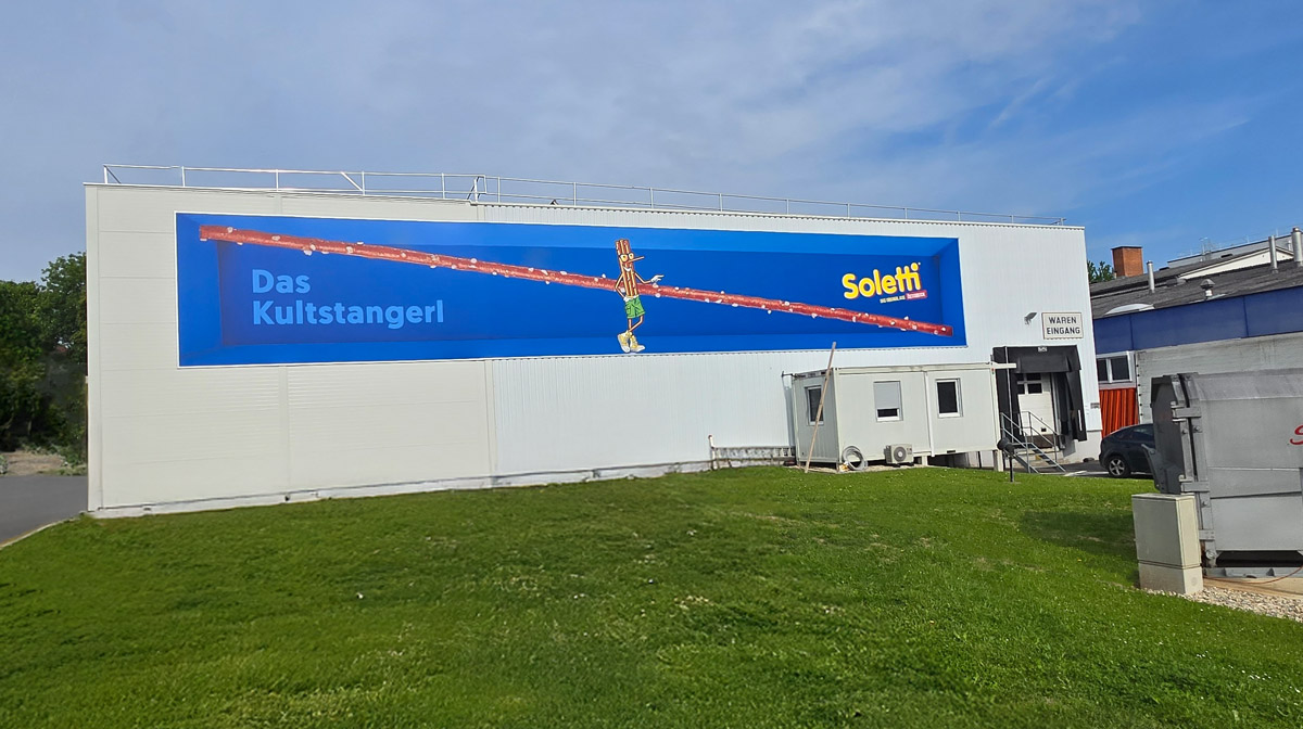Großformatige Fassadenbespannung für Kelly Snacks